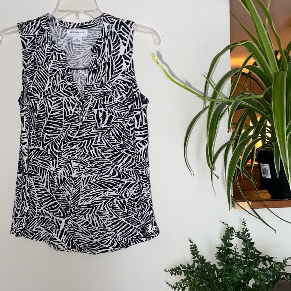 🛍 5/$25 Liz Claiborne Black and white Leaf top